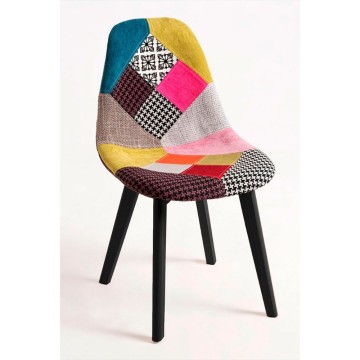 Stol Mab iz patchwork tkanine s črnimi lesenimi nogami
