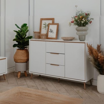 Bela kredenca s hrastovimi detajli 2 vrati in 3 predali Arona01B 135x38x90H